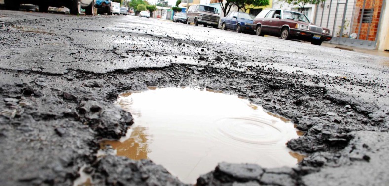 ¿Tu auto se dañó por culpa de un bache? Reclama tu pago